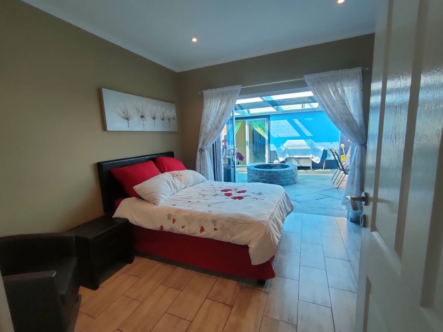 8 Bedroom Property for Sale in Wavecrest Eastern Cape